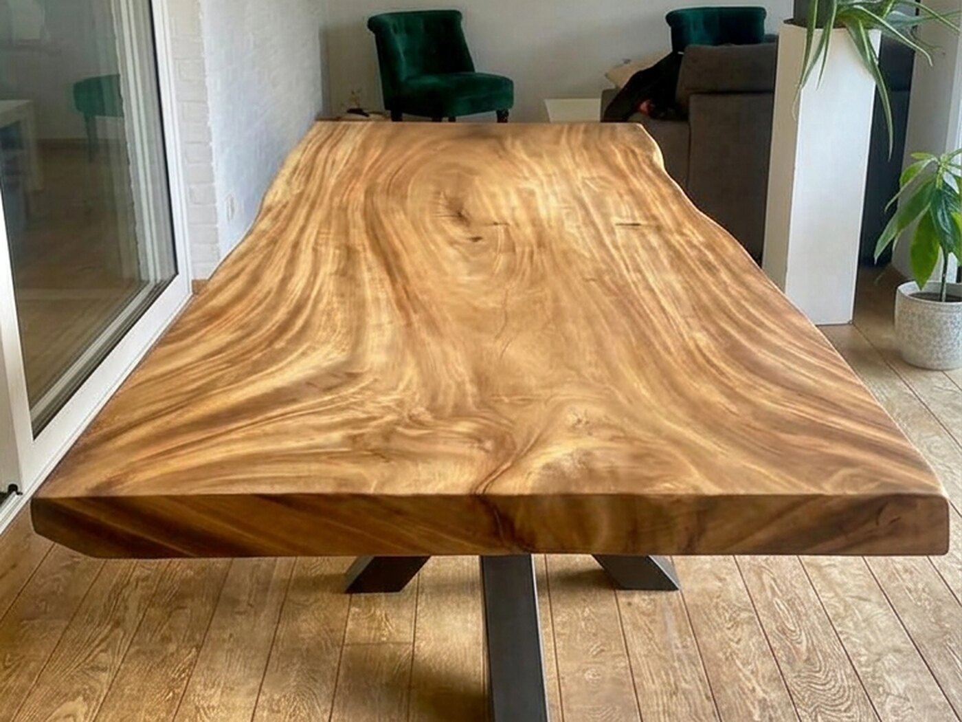 The near end of the top, the grain running away in one long wave