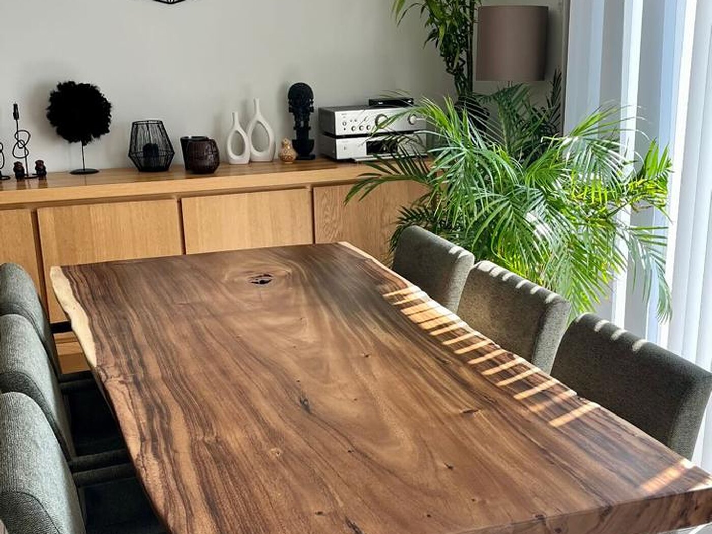 The top from one end, dark heartwood down the centre and pale sapwood at the edge
